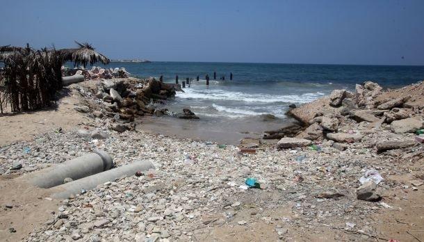 (خاص) كارثة بيئية في بحر غزة.. إغلاق شاطئ القطاع كاملًا خلال أيام