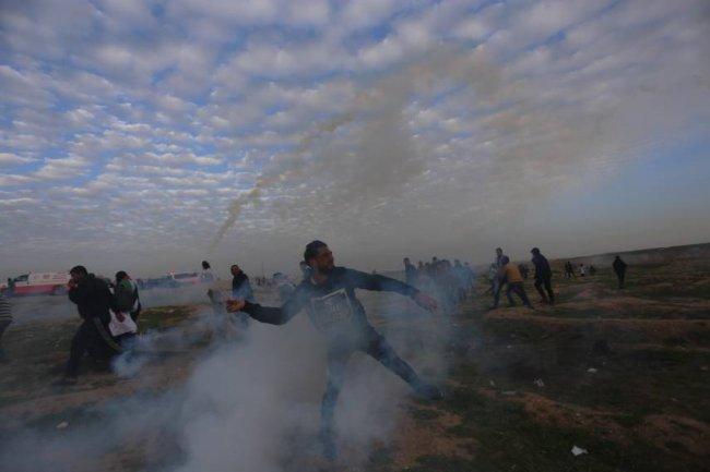 شاب يعيد إلقاء قنبلة الغاز تجاه الاحتلال في مسيرات العودة شرق غزة