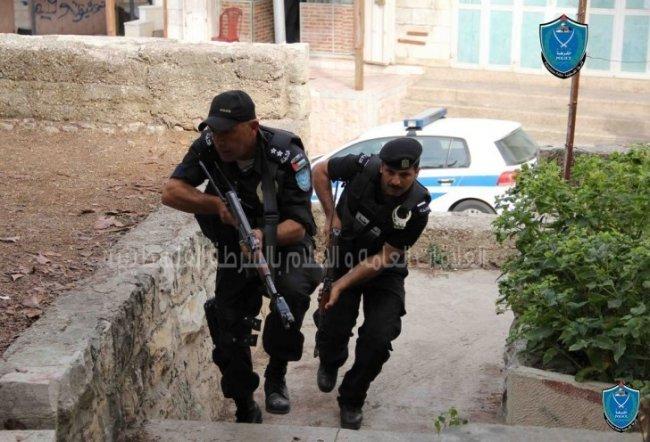 الشرطة تقبض على 6 أشخاص بتهمة السرقة في رام الله