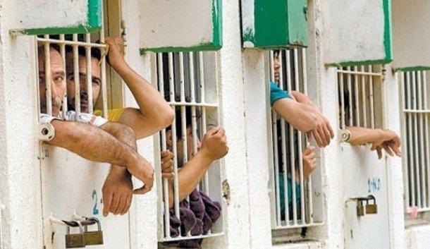 7 أسرى جدد ينضمون للإضراب في سجون الاحتلال