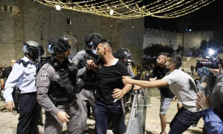 شرطة الاحتلال ومستوطنون يعتدون على المصلين أثناء خروجهم من المسجد الأقصى