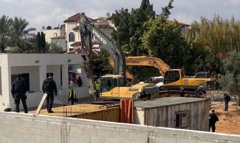 هدم منزل عائلة طارق محارب في مدينة اللد هدم منزل عائلة طارق محارب في مدينة اللد