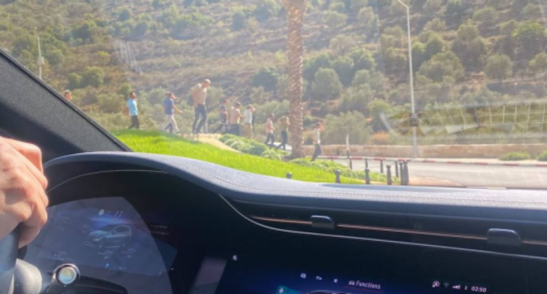 بالفيديو.. مستوطنون يقتحمون محيط حديقة رام الله