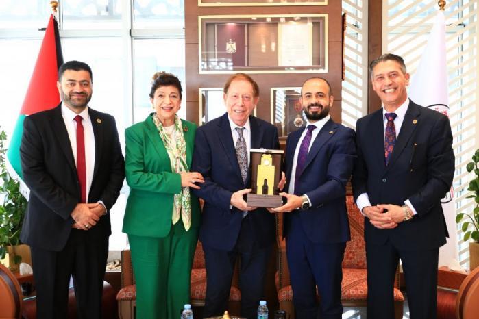 الجامعة العربية الأمريكية وجمعية أبناء رام الله تبحثان توسيع مشروع الأطراف الصناعية في عامه الثاني الجامعة العربية الأمريكية وجمعية أبناء رام الله تبحثان توسيع مشروع الأطراف الصناعية في عامه الثاني