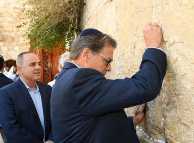 قبل توجهه للقاهرة.. وزير الطاقة الأمريكي يؤدي صلوات تلمودية عند حائط البراق