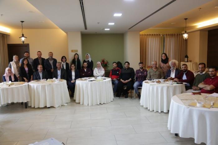 وزارة الحكم المحلي تعقد ورشة لتطوير خطة وطنية توعوية حول قضايا النفايات الصلبة في فلسطين وزارة الحكم المحلي تعقد ورشة لتطوير خطة وطنية توعوية حول قضايا النفايات الصلبة في فلسطين