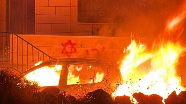 مستوطنون يهاجمون المزرعة الشرقية ويحطمون مركبات ومنازل مستوطنون يهاجمون المزرعة الشرقية ويحطمون مركبات ومنازل