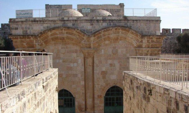 فيديو: مستوطنون يقتحمون باب الرحمة في القدس القديمة