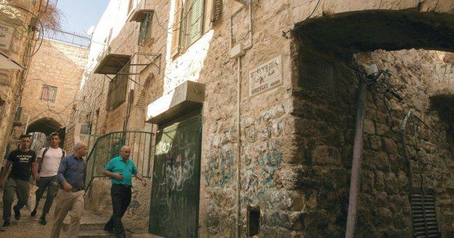 شرطة الاحتلال تمنع نشر أسماء فلسطينيين متورطين ببيع منازل للمستوطنين