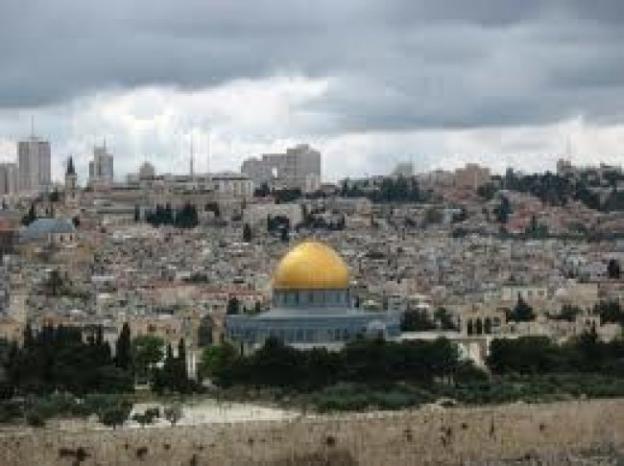 الاحتلال يزيل جدارية لجامعة القدس في القدس القديمة