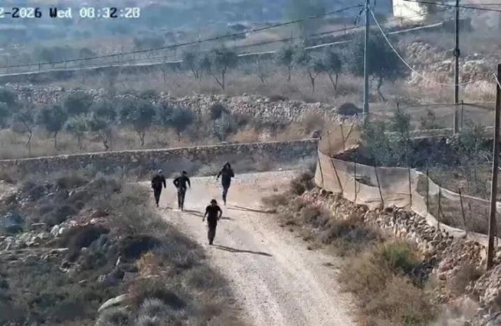 جيش الاحتلال يلغي أمر إخلاء قرية قصرة وسط عنف مستوطنين جيش الاحتلال يلغي أمر إخلاء قرية قصرة وسط عنف مستوطنين