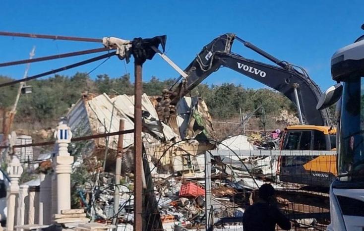 الاحتلال يشرع بهدم منشآت زراعية وتجارية قرب قرية حداد السياحية جنوب جنين