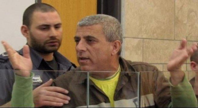 إدارة سجون الاحتلال تُهدد الأسير وليد دقة بالعزل وتُصادر كتاباته