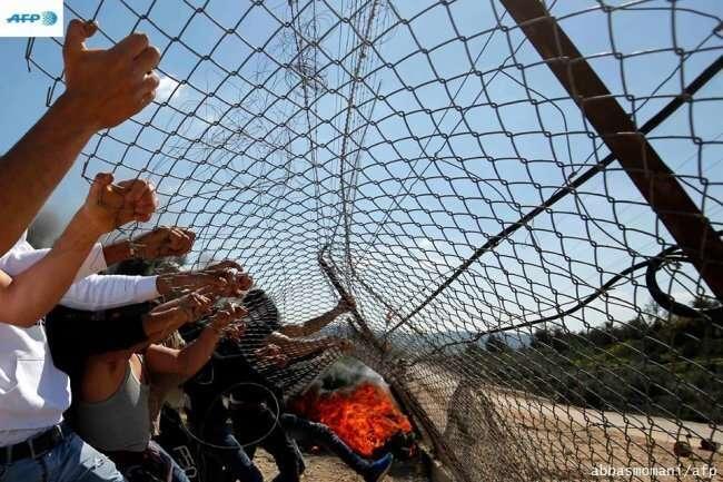 شبان يقتلعون السياج الفاصل خلال مواجهات في بلدة بيت سيرا