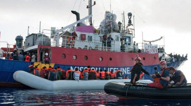 إيطاليا ومالطا ترفضان استقبال سفينة تقل 177 مهاجراً عالقة في المتوسط منذ يومين