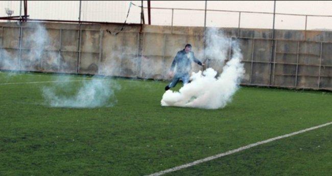 إصابة لاعبين ناشئين بالاختناق جراء إطلاق الاحتلال قنابل غاز في محيط ستاد الخضر