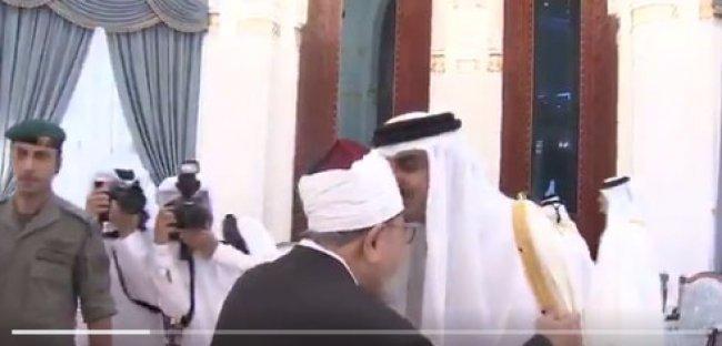 بالفيديو: أمير قطر يتحدى الدول المحاصرة باستقبال القرضاوي