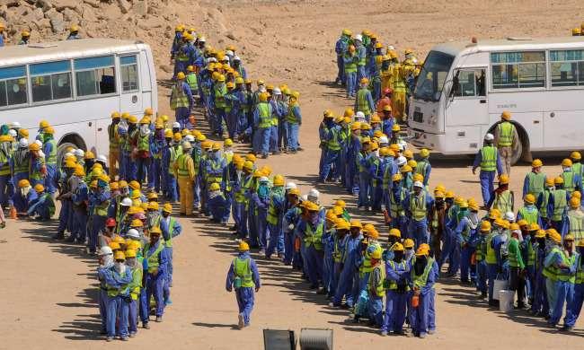 عبيد كأس العالم في قطر: امتهان العاملين في منشآت مونديال 2022