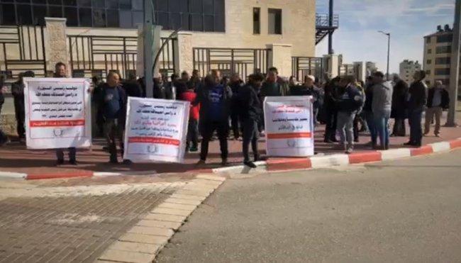 فيديو.. اعتصام للعاملين في بلدية يطا أمام مجلس الوزراء ومطالبات بحل المجلس البلدي فيديو.. اعتصام للعاملين في بلدية يطا أمام مجلس الوزراء ومطالبات بحل المجلس البلدي