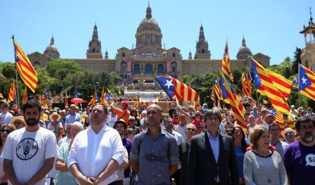 كلاسيكو سياسي بين برشلونة ومدريد حول استفتاء استقلال كاتلونيا