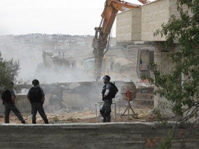 جرافات الاحتلال تهدم منزلا في القدس