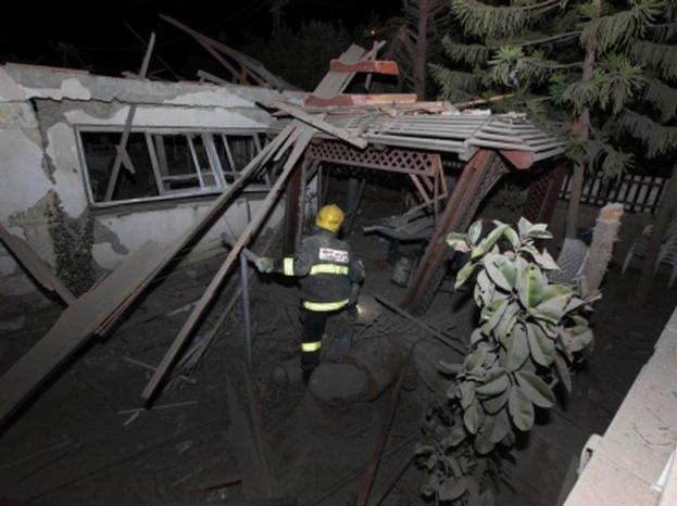 بالصور...اصابة 13 اسرائيليا وتضرر منزل جراء سقوط صاروخ على بئر السبع