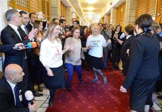 بالصور.. برلمانيات تركيات يرقصن تحت قبة البرلمان لمناهضة العنف ضد المرأة