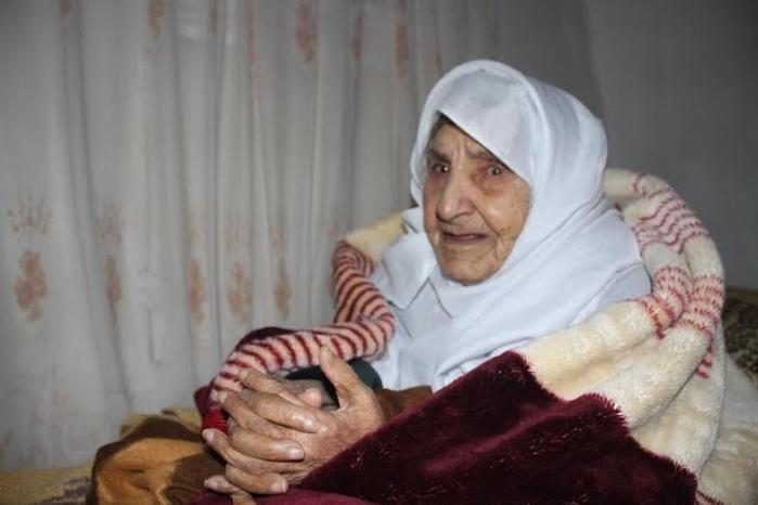 خاص لـ "وطن": بالفيديو... نابلس: معمرة (115 عامًا) تروي لأحفادها ذكرياتها في العهد العثماني