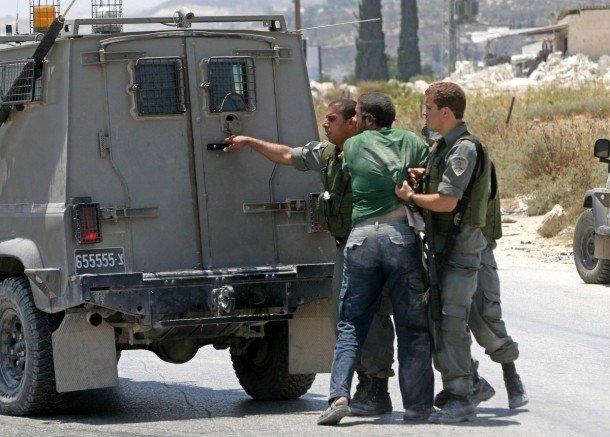 قوات الاحتلال تعتقل مواطنا من جنين وتستولي على مركبته