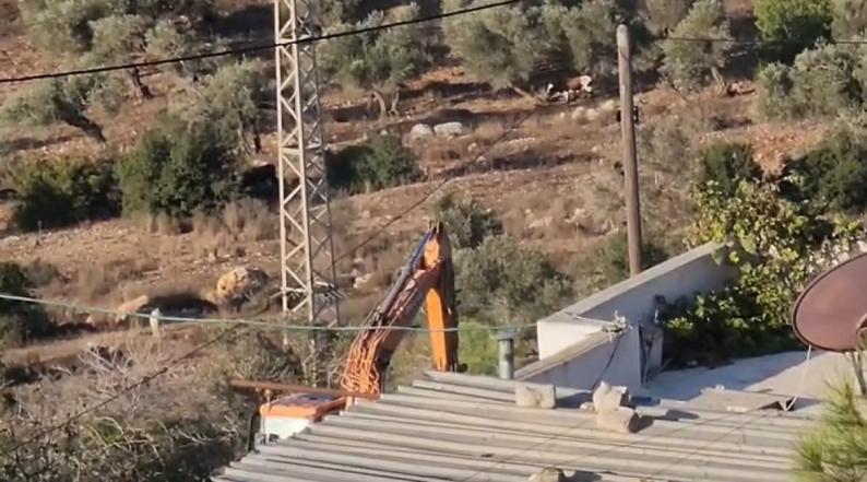 مستوطنون يجرفون أراضي في قرية أم صفا شمال غرب رام الله مستوطنون يجرفون أراضي في قرية أم صفا شمال غرب رام الله
