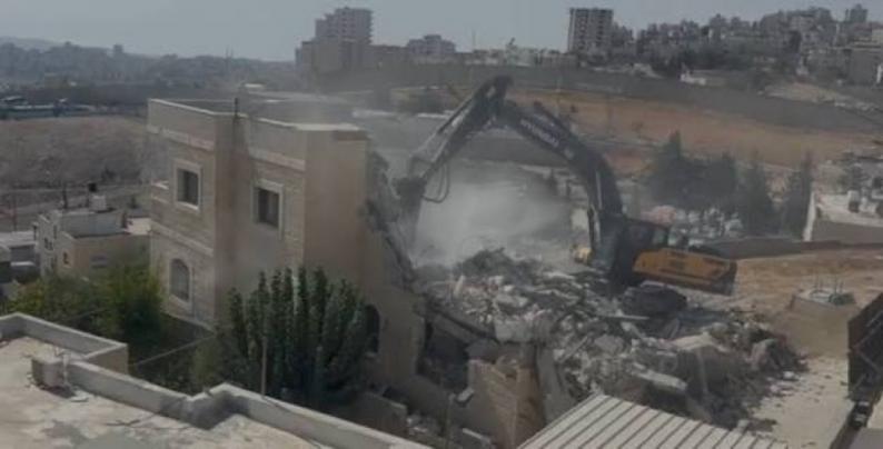 الاحتلال يستكمل هدم منزل في الطور شرق مدينة القدس