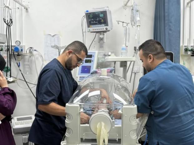 الصحة في غزة: نفاد زيوت تشغيل المولدات الكهربائية يهدد استمرار عمل أقسام حيوية في مستشفيات القطاع الصحة في غزة: نفاد زيوت تشغيل المولدات الكهربائية يهدد استمرار عمل أقسام حيوية في مستشفيات القطاع