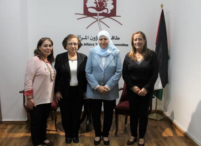 الوزيرة آمال حمد تناقش مع طاقم شؤون المرأة واقع المرأة الفلسطينية في ظل حالة الطوارئ وفيروس كورونا الوزيرة آمال حمد تناقش مع طاقم شؤون المرأة واقع المرأة الفلسطينية في ظل حالة الطوارئ وفيروس كورونا