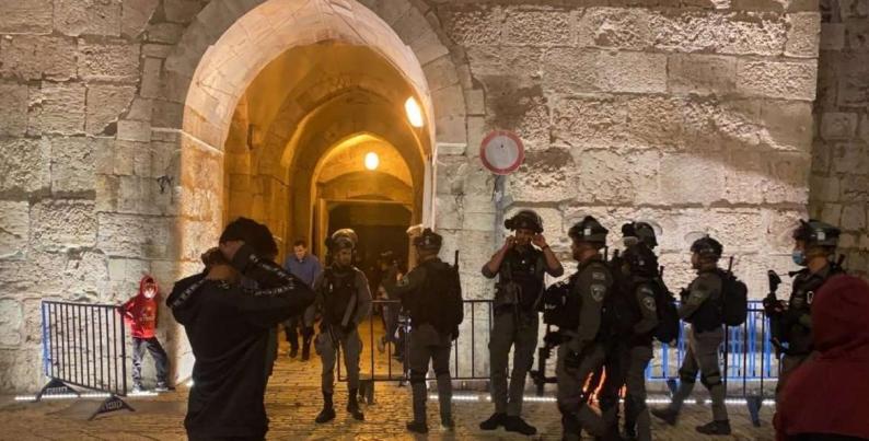 شرطة الاحتلال تجبر المعتكفين على الخروج من المسجد الأقصى بالقوة