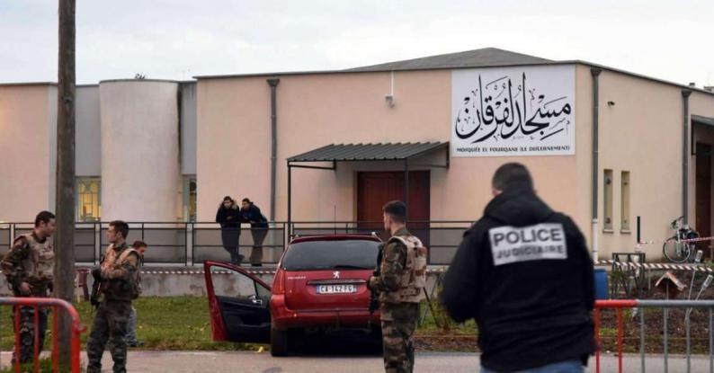 الداخلية الفرنسية تطلق حملة تفتيش تستهدف عشرات المساجد