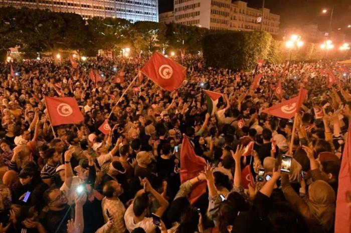 الاحتفالات تعم تونس بعد إعلان فوز قيس سعيّد