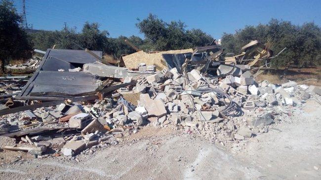 جرافات الاحتلال تهدم منزلًا في قرية قلنديا