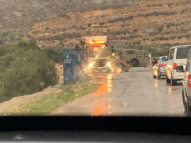الاحتلال ينصب حاجزاً غرب قرية المغير وينكل بالمواطنين الاحتلال ينصب حاجزاً غرب قرية المغير وينكل بالمواطنين