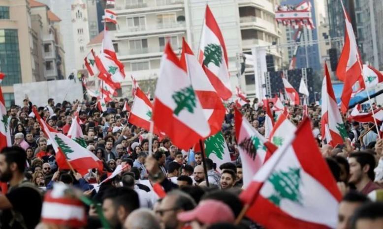 لبنانيون يتظاهرون أمام السفارة الأمريكية في بيروت