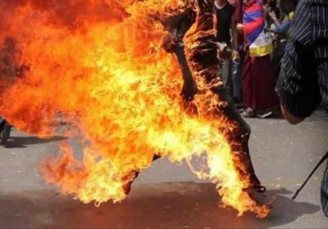 شاب مصري يضرم النار في جسده احتجاجا على وضعه المادي