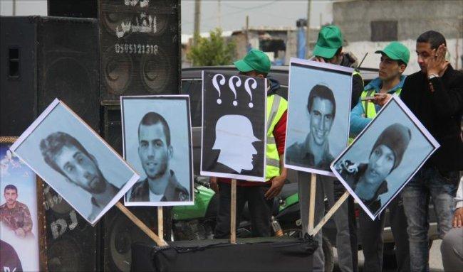 عائلات جنود الاحتلال الأسرى في غزة يصعدون احتجاجاتهم