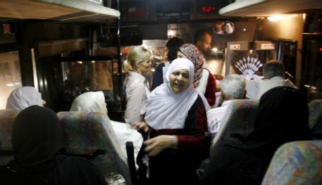 31 من أهالي أسرى غزة يزورن 18 أسيرًا في&quot;رامون&quot;