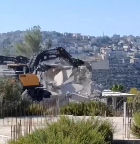 الاحتلال يهدم منزلًا في بتير غرب بيت لحم الاحتلال يهدم منزلًا في بتير غرب بيت لحم
