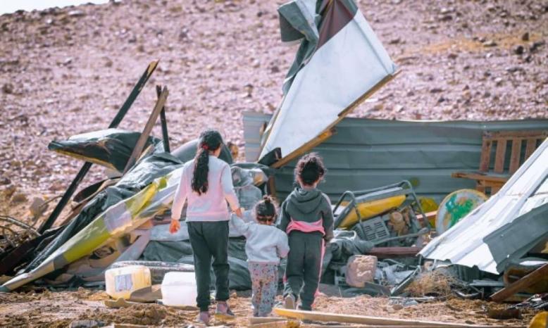 سلطات الاحتلال تهدم ثلاثة منازل في البقيعة بالنقب وتشرد ساكنيها سلطات الاحتلال تهدم ثلاثة منازل في البقيعة بالنقب وتشرد ساكنيها