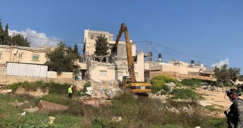 الاحتلال يهدم منزلا في بلدة العيسوية شمال شرق القدس المحتلة