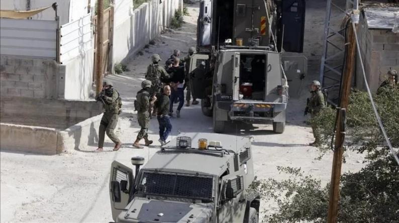 الاحتلال يحتجز عددا من المواطنين في تجمع يرزا شرق طوباس الاحتلال يحتجز عددا من المواطنين في تجمع يرزا شرق طوباس