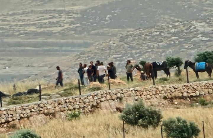 مستوطنون يهاجمون منزلا في المغير ويطلقون الرصاص على المواطنين