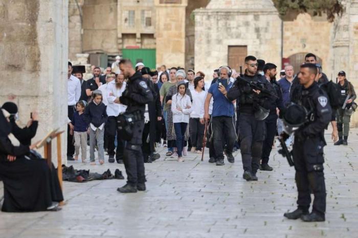 الاحتلال يحوّل باحات الأقصى إلى ثكنة عسكرية وعشرات المستوطنين يقتحمون المسجد