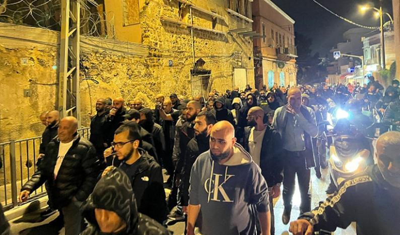 مئات يتظاهرون في يافا بالداخل المحتل بعد اعتداء مستوطنين على امرأة فلسطينية وأطفالها مئات يتظاهرون في يافا بالداخل المحتل بعد اعتداء مستوطنين على امرأة فلسطينية وأطفالها