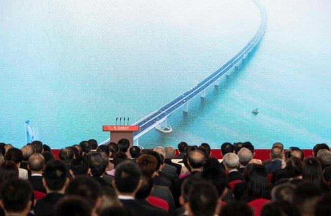 فيديو | الصين تفتتح أطول جسر مائي في العالم